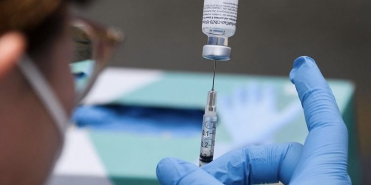 პენსიონერების დარწმუნების და აცრის შემთხვევაში, ექიმები და ექთნები დამატებით ანაზღაურებას მიიღებენ