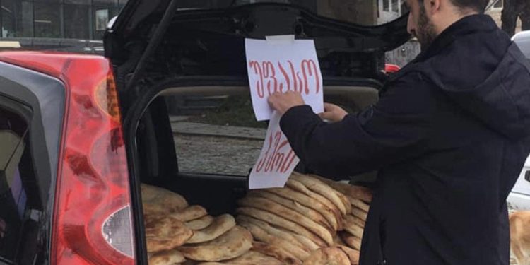 „სიკეთე შობს სიკეთეს და საბოლოოდ, დიდ სიყვარულს“ – ახალგაზრდა ბიჭი თელავიდან, რომელმაც დაბადების დღეზე 150 პური უფასოდ დაარიგა