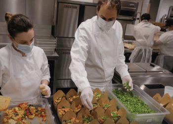 მაღაზიები და რესტორნები ვადის ამოწურვასთან მიახლოებულ, მაგრამ უვნებელ პროდუქტს აღარ გადაყრიან და უპოვრებს დაურიგებენ