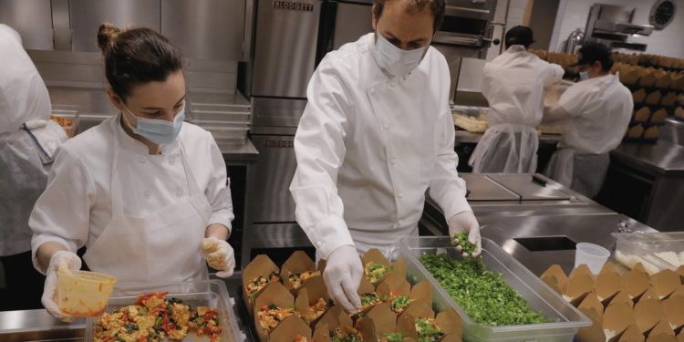 მაღაზიები და რესტორნები ვადის ამოწურვასთან მიახლოებულ, მაგრამ უვნებელ პროდუქტს აღარ გადაყრიან და უპოვრებს დაურიგებენ