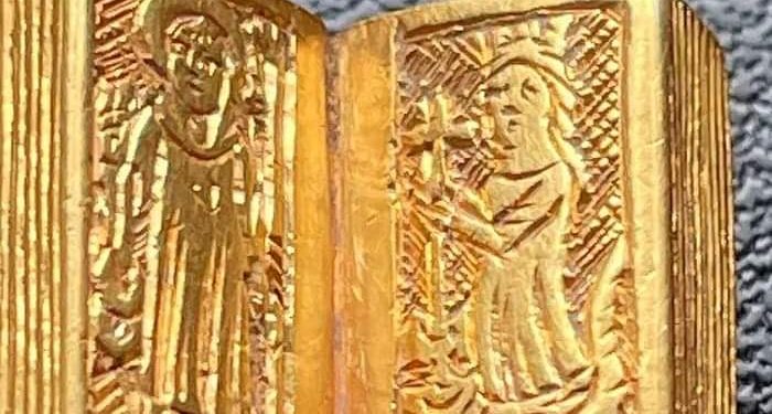 ინგლისში მინიატურული ბიბლია აღმოაჩინეს