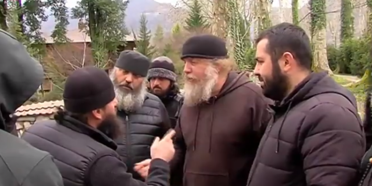 ჭყონდიდის ეპარქიაში დილიდან ხმაურია – განკვეთილი სასულიერო პირები პოლიციამ ტერიტორიიდან ძალის გამოყენებით გაიყვანა