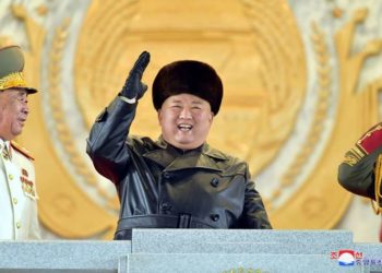 მედია: ჩრდილოეთ კორეის ხელისუფლება მოსახლეობას ტყავის ლაბადის ტარებას უკრძალავს იმ მიზეზით, რომ კიმ ჩენ ინის მიბაძვა უპატივცემულობაა