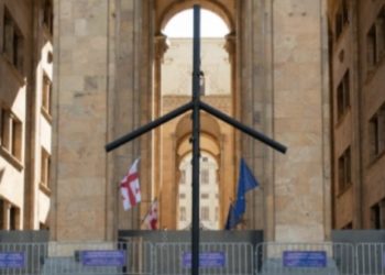 პარლამენტის წინ აღმართული ჯვარი შეიცვლება პროექტით, რომელიც საპატარიარქოსთან ერთად განხორციელდება – კალაძე