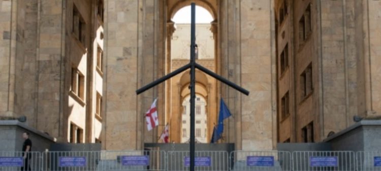 პარლამენტის წინ აღმართული ჯვარი შეიცვლება პროექტით, რომელიც საპატარიარქოსთან ერთად განხორციელდება – კალაძე