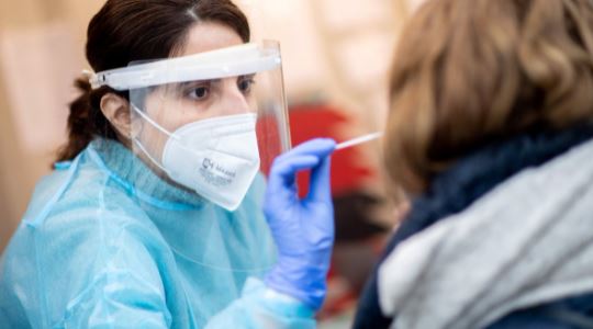 “ომიკრონით” ინფიცირება ყველაზე ხშირად სწორედ ასე იწყება”- ექიმები მთავარ სიმპტომს ასახელებენ