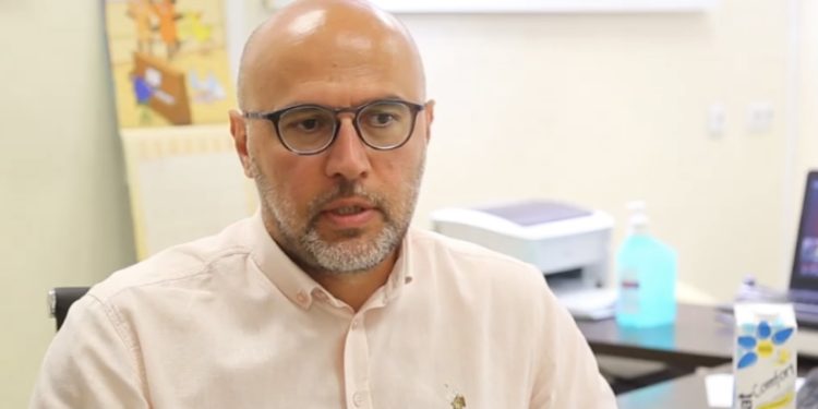 „ომიკრონისთვის“ დამახასიათებელია 2-3 დღიანი მაღალი ცხელება, რომელიც თავიდან სიცხის დამწევს ძნელად ემორჩილება: დავით რეხვიაშვილი