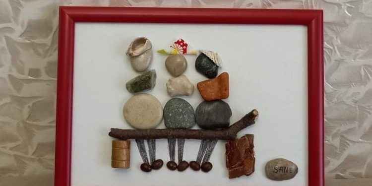 „ამ ყველაფრის იდეის ავტორი ჩემი 5 წლის გოგოა“ – ნამუშევრები, რომლებიც კენჭებით იქმნება 