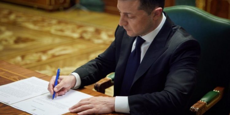 ზელენსკიმ საყოველთაო მობილიზაციის შესახებ დადგენილებას ხელი მოაწერა 