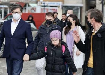 ჩრდილოეთ მაკედონიაში, დაუნის სინდრომის მქონე ბავშვი, რომელსაც სკოლაში დასცინოდნენ, კლასამდე პრეზიდენტმა მიაცილა 