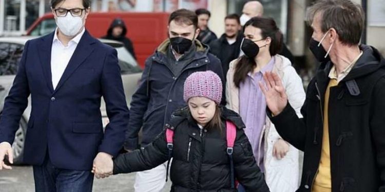 ჩრდილოეთ მაკედონიაში, დაუნის სინდრომის მქონე ბავშვი, რომელსაც სკოლაში დასცინოდნენ, კლასამდე პრეზიდენტმა მიაცილა