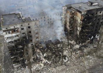 რაკეტით განადგურებული კორპუსის ნანგრევებში შესაძლოა 100-მდე ადამიანი იყოს – The Guardian 