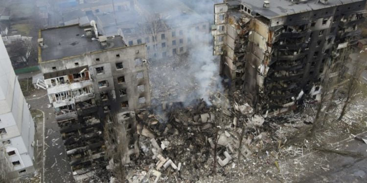 რაკეტით განადგურებული კორპუსის ნანგრევებში შესაძლოა 100-მდე ადამიანი იყოს – The Guardian