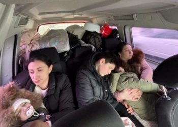 ბათუმში, უკრაინიდან ომს გამოქცეული რამდენიმე ოჯახი, ღამეს მანქანებში ათევს 