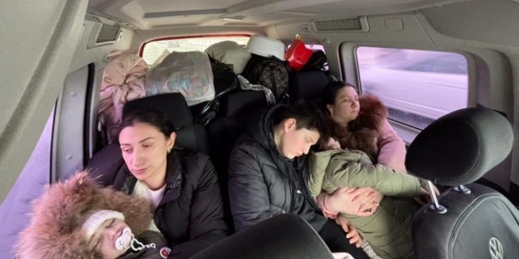 ბათუმში, უკრაინიდან ომს გამოქცეული რამდენიმე ოჯახი, ღამეს მანქანებში ათევს 