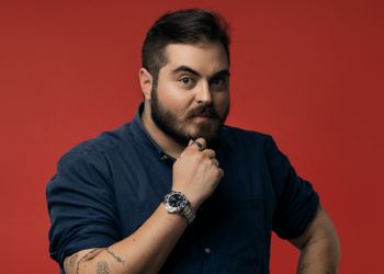 „მოემსახურა მაგიდას და როგორც კი გატრიალდა, ორმა ძალიან „სვეცკმა“ მანდილოსანმა ხმამაღლა დასცინა…“- შეფი ლუკა ნაჭყებია 