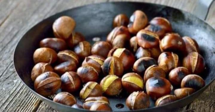 შემწვარი წაბლი გრილზე – წაბლი•Chestnut-ის პროდუქტი