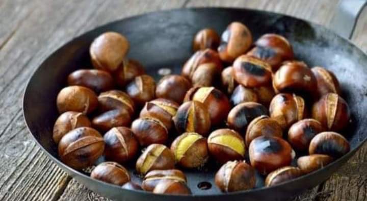 შემწვარი წაბლი გრილზე – წაბლი•Chestnut-ის პროდუქტი