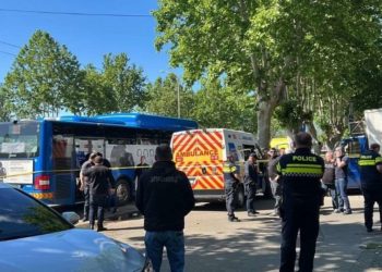 ავტობუსში მამაკაცმა მეუღლეს შვილების თვალწინ ყელი გამოჭრა