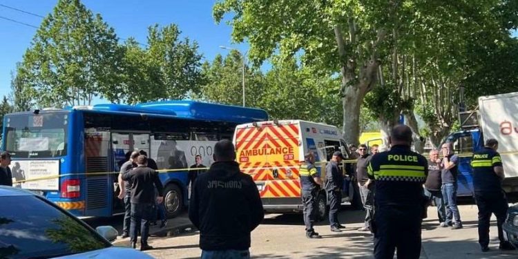 ავტობუსში მამაკაცმა მეუღლეს შვილების თვალწინ ყელი გამოჭრა