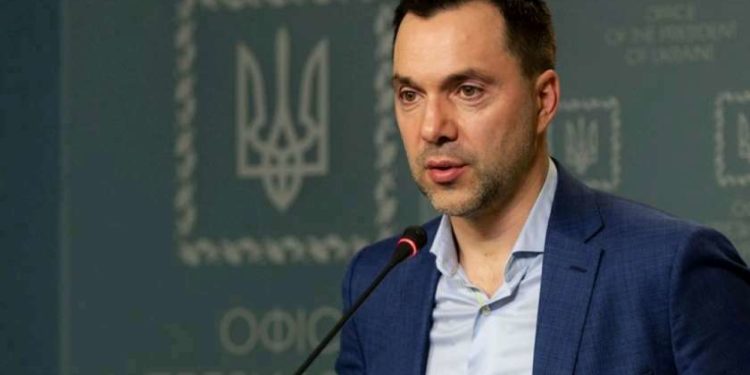 ალექსეი არესტოვიჩი აცხადებს, რომ მას და მის ოჯახს ემუქრებიან პირები, რომლებიც თავს „აზოვის“ მებრძოლების ნათესავებად წარადგენენ