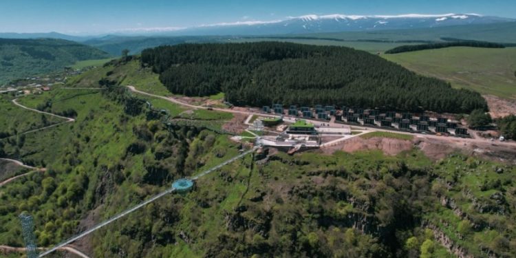 საქართველოში პირველად, კანიონზე 240 მეტრის სიმაღლეზე გადაჭიმული მინის ხიდი იხსნება  