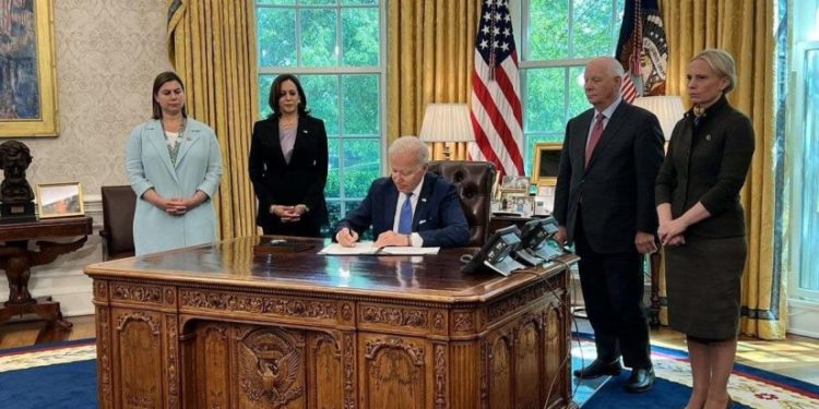 ჯო ბაიდენმა Lend-Lease-ის ისტორიულ კანონპროექტს ხელი მოაწერა 