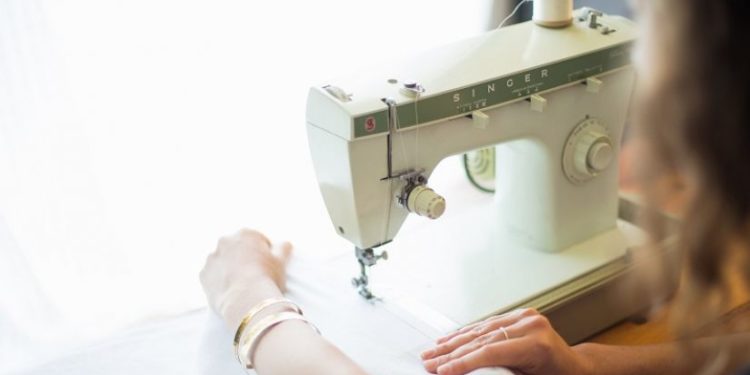 რუსთავში ქალი საკერავი მანქანის ხმამ შეაწუხა და სამკერვალოს უჩივლა