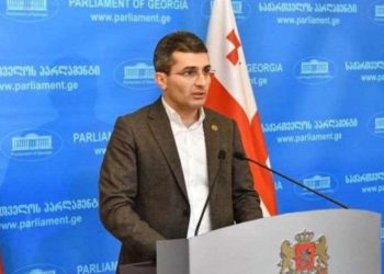 მამუკა მდინარაძე „მთავარის“ ჟურნალისტს: ბიძინა ივანიშვილი არის ქველმოქმედი, მათ შორის პოლიტიკური ქველმოქმედება განახორციელა 2012 წელს. თქვენ ვინ გაფინანსებთ? თუ იტყვით სახელს და გვარს, თქვენ დაასახელებთ ოლიგარქს