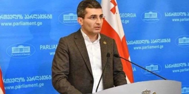 მამუკა მდინარაძე „მთავარის“ ჟურნალისტს: ბიძინა ივანიშვილი არის ქველმოქმედი, მათ შორის პოლიტიკური ქველმოქმედება განახორციელა 2012 წელს. თქვენ ვინ გაფინანსებთ? თუ იტყვით სახელს და გვარს, თქვენ დაასახელებთ ოლიგარქს 