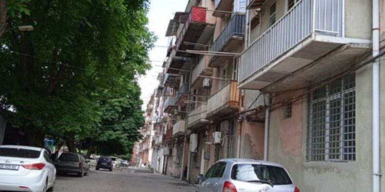 გორში 5 წლის ბავშვს კორპუსის აივნიდან ჩამოვარდნილი ფიცარი დაეცა