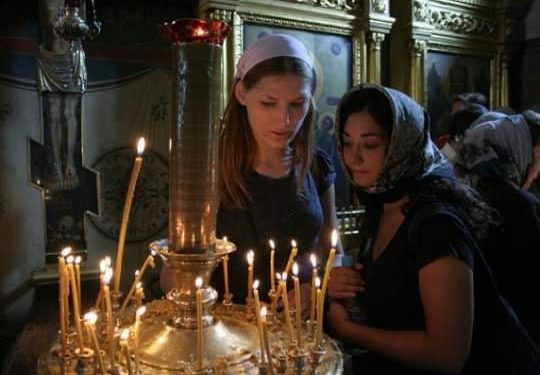 ეკლესიაში შესვლა შარვლებითა და შორტით – რა მნიშვნელობა აქვს ტაძარში ჩაცმულობას