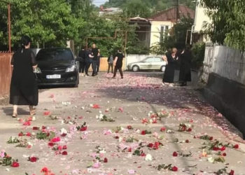 საფრანგეთში გარდაცვლილი ქართველი გოგო სამშობლოში ჩამოასვენეს – მისი საცხოვრებელი ქუჩა ვარდებით მოფინეს 