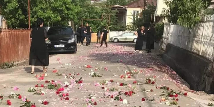 საფრანგეთში გარდაცვლილი ქართველი გოგო სამშობლოში ჩამოასვენეს – მისი საცხოვრებელი ქუჩა ვარდებით მოფინეს