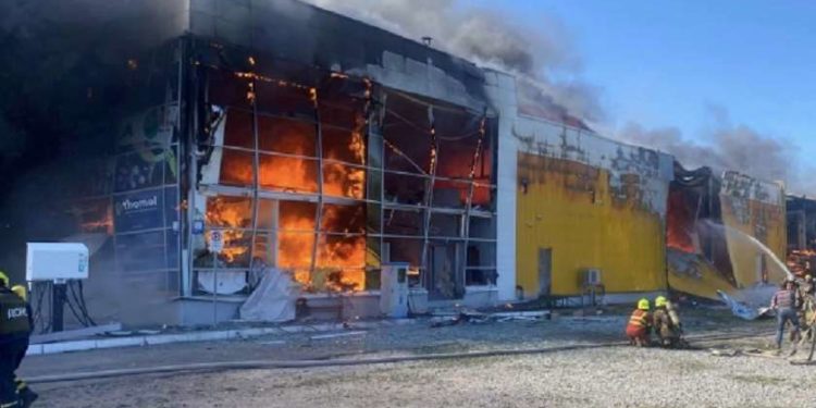 რუსეთის საოკუპაციო ძალებმა კრემენჩუგში სავაჭრო ცენტრი დაბომბეს – ზელენსკის თქმით, მსხვერპლის რაოდენობა წარმოუდგენელია