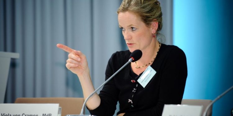 “ტყუილია… საქართველოს ომში ჩათრევა ევროპარლამენტში არავის უნდა ” – კრამონი ღარიბაშვილზე