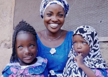 „მე და ჩემი შვილები ქმარმა ცისფერი თვალების ქონის გამო მიგვატოვა“ – ნიგერიაში მცხოვრები რისიკატის ისტორია 