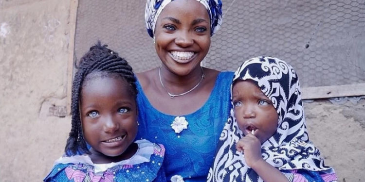 „მე და ჩემი შვილები ქმარმა ცისფერი თვალების ქონის გამო მიგვატოვა“ – ნიგერიაში მცხოვრები რისიკატის ისტორია