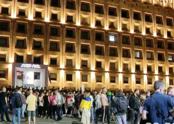 აქციის მონაწილეებმა პარლამენტიდან მთავრობის ადმინისტრაციასთან გადაინაცვლეს, სადაც მთელი ღამით დარჩენას გეგმავენ