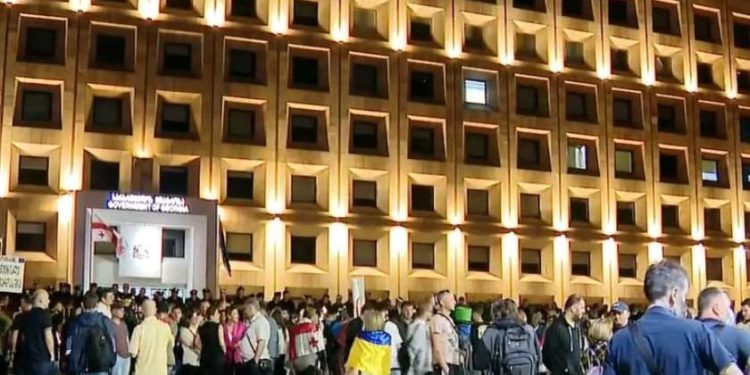 აქციის მონაწილეებმა პარლამენტიდან მთავრობის ადმინისტრაციასთან გადაინაცვლეს, სადაც მთელი ღამით დარჩენას გეგმავენ