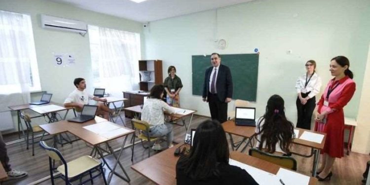 მიხეილ ჩხენკელმა თბილისის საგამოცდო ცენტრები მოინახულა და აბიტურიენტებს წარმატება უსურვა