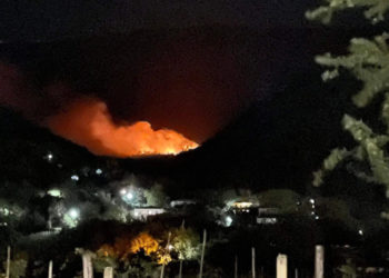 რაჭაში ხანძარია – ცეცხლი ტყის მასივს უკიდია