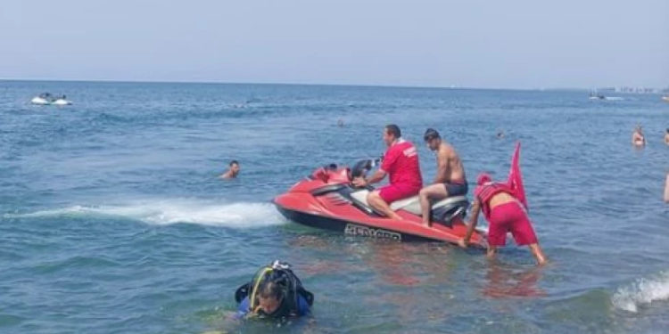 ბიჭი, რომელსაც ზღვაში ეძებდნენ, მაშველებმა ცოცხალი ამოიყვანეს 