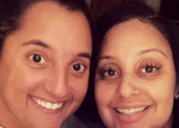 აშშ-ში დაქალები, რომლებიც 8 წლის განმავლობაში ერთ ბარში მუშაობდნენ, დები აღმოჩნდნენ 