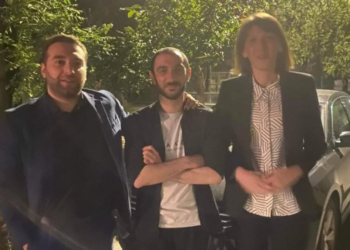 ტაქსისტი, რომელმაც რუს ტურისტებს უკრაინული მუსიკა ჩაურთო და გომბორზე დატოვა, სასამართლომ უდანაშაულოდ ცნო