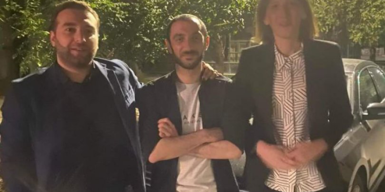 ტაქსისტი, რომელმაც რუს ტურისტებს უკრაინული მუსიკა ჩაურთო და გომბორზე დატოვა, სასამართლომ უდანაშაულოდ ცნო