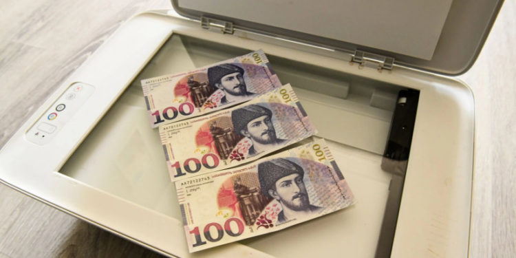 თბილისში, კაცი სახლში ყალბ 100 ლარიანებს ამზადებდა და სავაჭრო ქსელში ასაღებდა