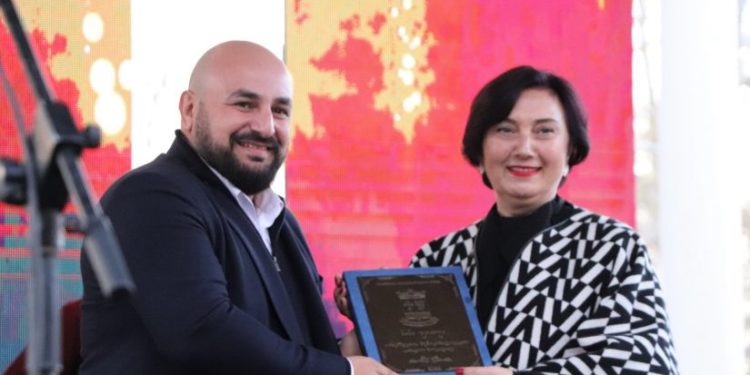 ოზურგეთის საპატიო მოქალაქე ვანო ჩხარტიშვილის ცოლი გახდა და ქმრისგან საჩუქრად 10 000 მიიღო