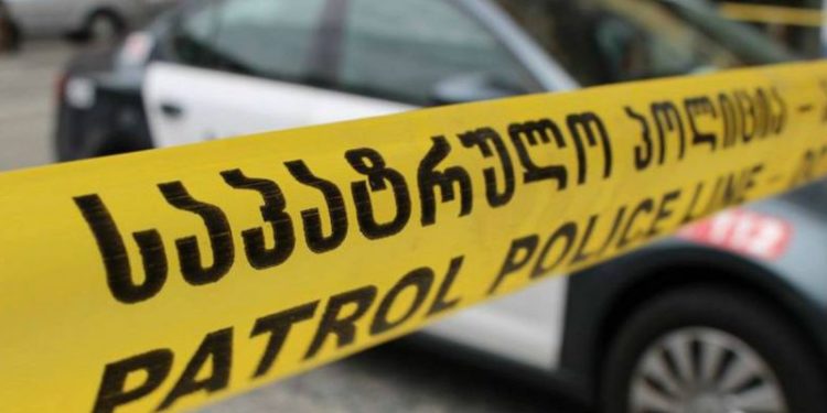 საზარელი მკვლელობა თბილისში – ქმარმა ეჭვიანობის გამო ახლობელი კაცი მოკლა, ცოლი კი დაჭრა. ქალი ტაქსისტმა გადაარჩინა