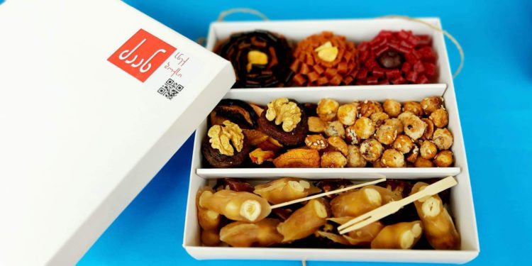 „ტყლაპის და ჩირ-თხილეულისგან შექმნილი ნაძვი, გირლიანდა, ყვავილების თაიგული“ – რას სთავაზობს „ძაან“ მომხმარებელს